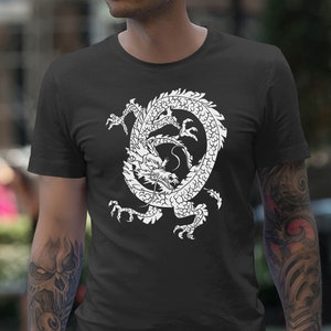 Puede incluir: Una camiseta negra con un gráfico blanco de un dragón enroscado en un círculo.