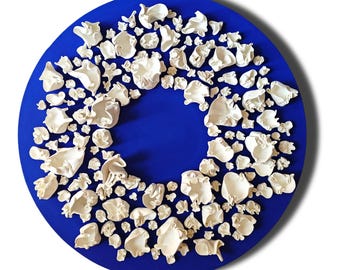 Scultura da parete in argilla blu vibrante, stampa su tela ultra opaca.