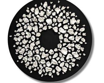 Gran escultura en blanco y negro sobre lienzo / Escultura circular de pared / Arte en arcilla