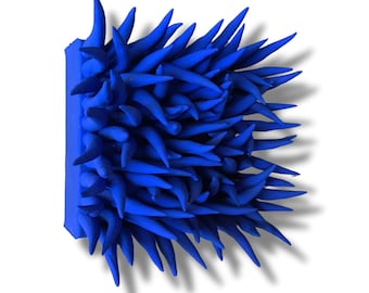 Könnte beinhalten: Eine blaue Keramik-Wandskulptur mit einer stacheligen, strukturierten Oberfläche. Die Skulptur besteht aus vielen kleinen, spitzen Formen, die einen 3D-Effekt erzeugen.