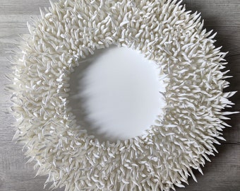 Escultura de pared de arcilla blanca puntiaguda: arte circular contemporáneo en lienzo de 20".