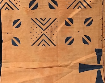 Tela africana con estampado de barro - (139) Naranja, ankh, conchas cauri **[2 yardas mínimo]**