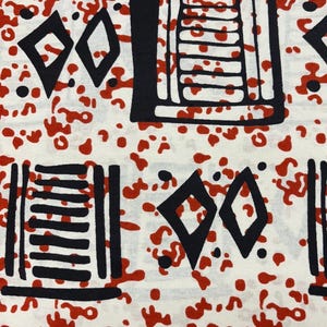 Puede incluir: Tela blanca con un patrón repetitivo de formas geométricas negras y manchas rojas irregulares. Las formas incluyen rectángulos, diamantes y líneas. El diseño es audaz y gráfico, adecuado para diversas aplicaciones textiles.