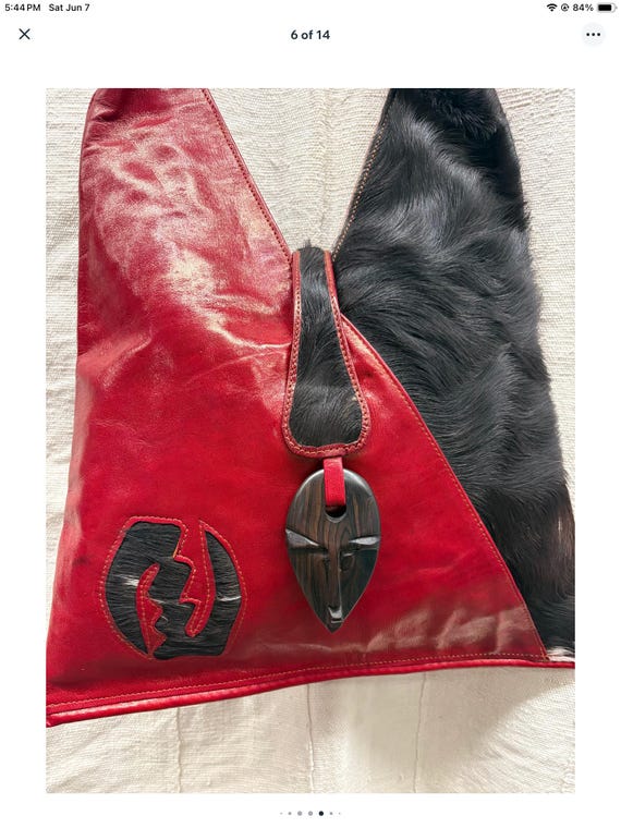 Borsa a tracolla in pelle rossa, rifinitura in pelo di capra nero