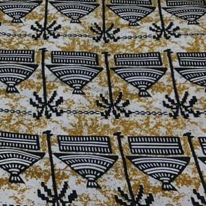 Afrikanischer Druckstoff. Hütten und Palmen. gold und grün **[mindestens 2 yards]**