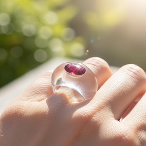 Anello con quarzo naturale e rubino / Fascia vistosa con gemma sfaccettata (78,50 ct.)
