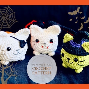Puede incluir: Tres juguetes de gato de Halloween hechos a crochet. El primer gato es blanco con un cuerpo a rayas naranja y negro y un parche en el ojo negro. El segundo gato es blanco con ojos rojos y colmillos. El tercer gato es verde con un sombrero de bruja negro y ribete morado. El texto "MY ALPACA STUDIO CROCHET PATTERN" est&aacute; en un c&iacute;rculo blanco.