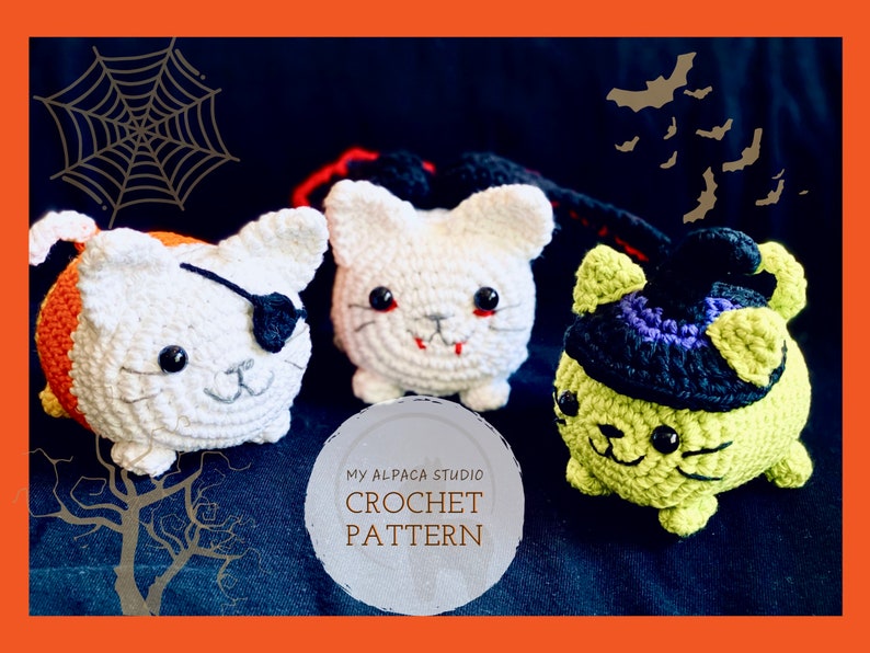 Puede incluir: Tres juguetes de gato de Halloween hechos a crochet. El primer gato es blanco con un cuerpo a rayas naranja y negro y un parche en el ojo negro. El segundo gato es blanco con ojos rojos y colmillos. El tercer gato es verde con un sombrero de bruja negro y ribete morado. El texto "MY ALPACA STUDIO CROCHET PATTERN" est&aacute; en un c&iacute;rculo blanco.