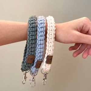 Llavero de pulsera (1 pieza) / Tejido a mano / 2 tamaños / Muchos colores en tonos tierra / Cordón con textura gruesa / Regalo ecológico hecho a mano