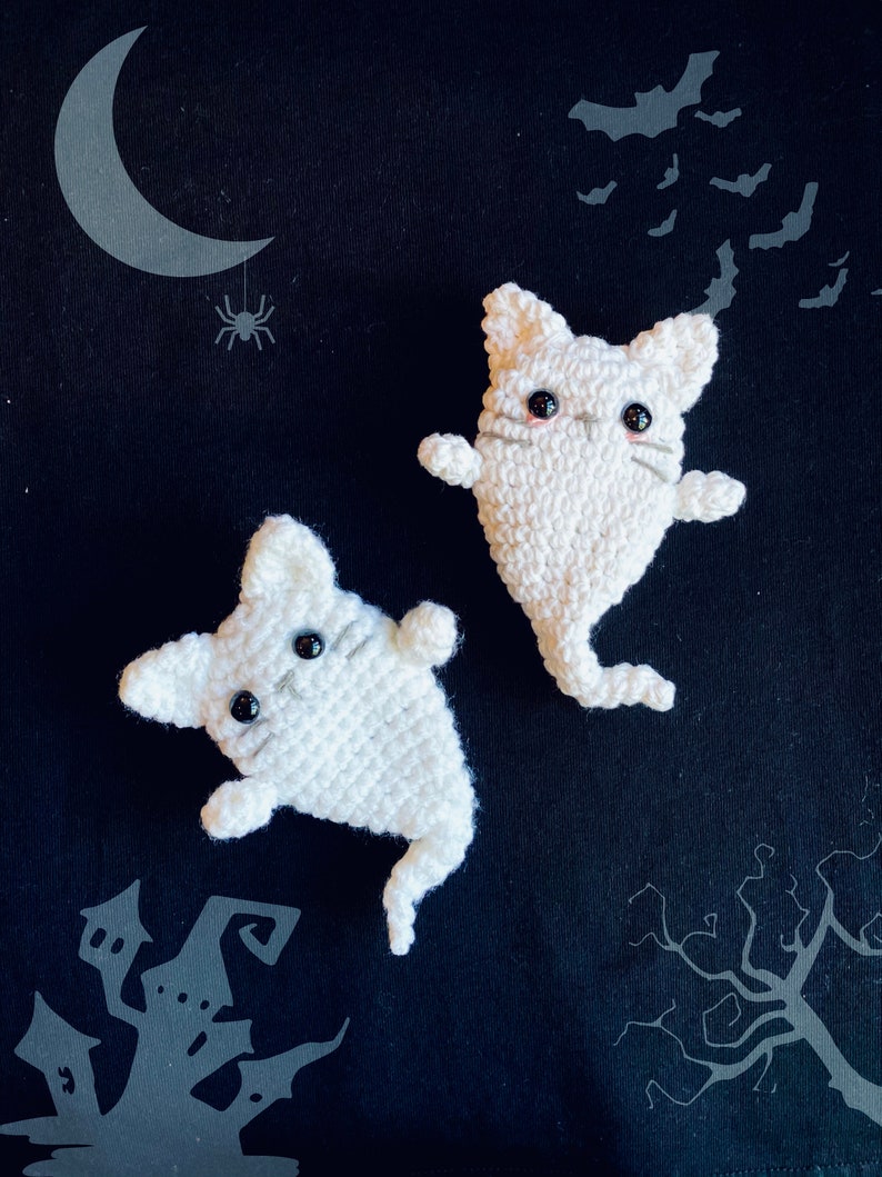 Ganchillo, 2 tamaños: Muñeco de bolsillo de gato Amigurumi / Decoración espeluznante de Halloween / Guirnalda de fantasmas de Halloween / Llavero de gato / Broche de gatito / Regalo para amantes de los gatos imagen 9