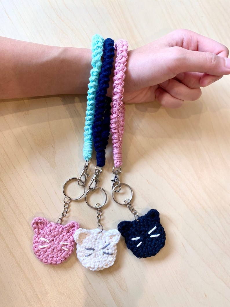 Crochet PATTERN: Cat Keychain Wristlet Instant Download PDF Minimalist Kitty Key Ring One Hour Scrap Yarn Project Cat Lover Gift zdjęcie 7