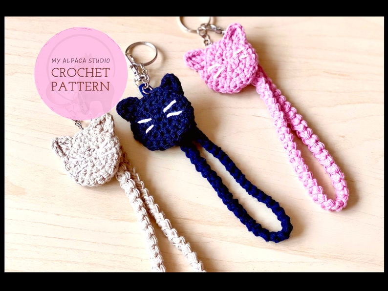 Crochet PATTERN: Cat Keychain Wristlet Instant Download PDF Minimalist Kitty Key Ring One Hour Scrap Yarn Project Cat Lover Gift zdjęcie 1