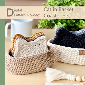 Könnte beinhalten: Handgefertigtes Katzen-Untersetzer-Set in einem Korb. Die Untersetzer sind in Beige-, Hellbraun- und Marineblautönen gehalten. Der Korb ist hellbeige. Der Text "Digital Pattern + Video: Cat in Basket Coaster Set" ist sichtbar.