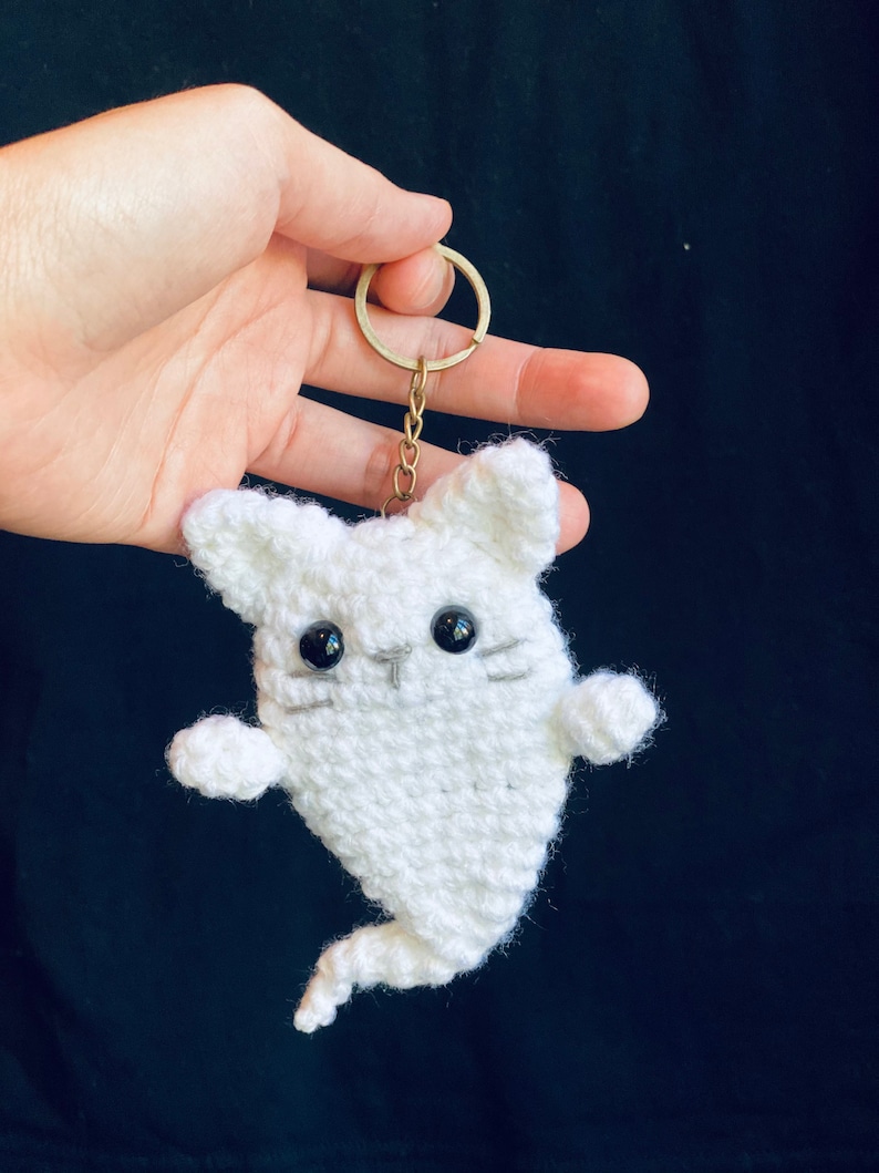 Ganchillo, 2 tamaños: Muñeco de bolsillo de gato Amigurumi / Decoración espeluznante de Halloween / Guirnalda de fantasmas de Halloween / Llavero de gato / Broche de gatito / Regalo para amantes de los gatos imagen 4