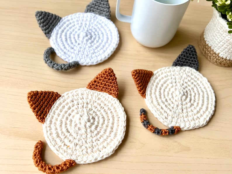 Cat Coaster 1 piece Bicolor Series Hand-crocheted 100% Cotton Cute Kawaii Home Decor Minimalistic Kitty Mug Rug Cat Lovers Gift image 1