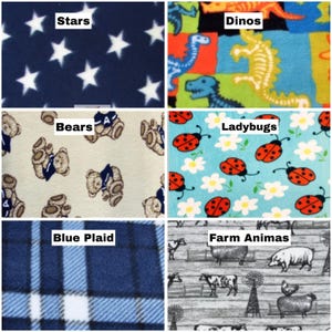 Puede incluir: Un collage de seis patrones de tela polar: azul marino con estrellas blancas, dinosaurios multicolores, osos beige con camisas azules, azul claro con mariquitas rojas y flores blancas, cuadros azules y blancos, y una escena de granja gris.
