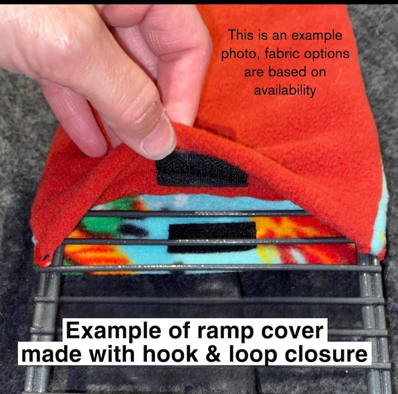 Puede incluir: Una funda para rampa con una capa superior de forro polar rojo s&oacute;lido y una parte inferior de forro polar con patr&oacute;n multicolor, asegurada a un marco de alambre negro con cierres de velcro negros. El texto dice: This is an example photo, fabric options are based on availability. Example of ramp cover made with hook & loop closure.