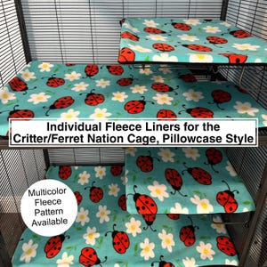 Puede incluir: Un juego de forros de vellón turquesa para jaulas con un patrón de mariquitas rojas y margaritas blancas. Los forros están diseñados para jaulas Critter y Ferret Nation en estilo funda de almohada. El texto dice: Individual Fleece Liners for the Critter/Ferret Nation Cage, Pillowcase Style y Multicolor Fleece Pattern Available.