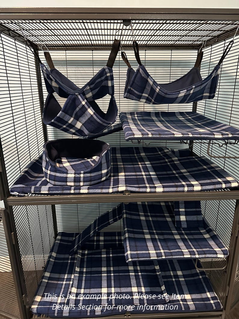 Puede incluir: Un conjunto de accesorios de tela a cuadros azul oscuro, blanco y azul claro para una jaula de alambre, que incluye dos hamacas colgantes, una cama circular, una alfombrilla rectangular y una cubierta de rampa. El texto en la parte inferior dice: This is an example photo. Please see Item Details Section for more information.