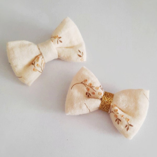 Haarspange mit geblümter Schleife aus doppelter Gaze in Ecru, Geschenk für Babymädchen, Verschluss: Krokodilklemme, rutschfest, elastisch, dünnes Stirnband...