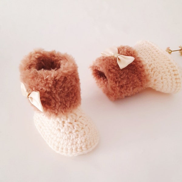 Baby girl  fur booties, Newborn baby  girl gift, 0-12 months,Pregnancy, Announcement / Chaussons boots bébé fille, cadeau bébé, 0-12mois,