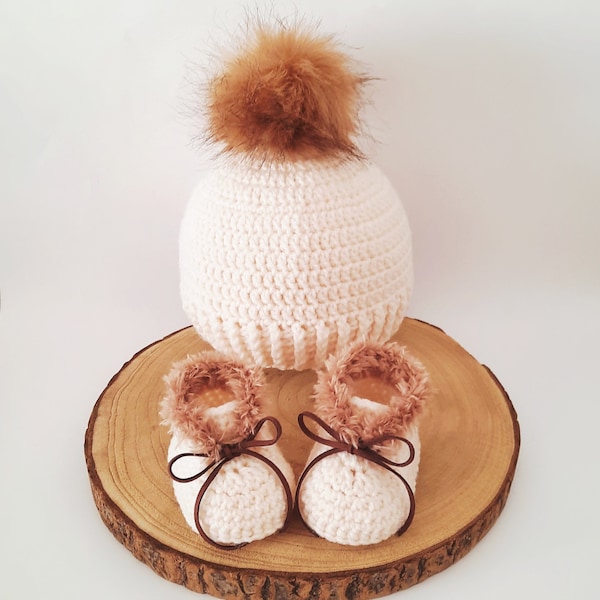 Unisex crochet baby gift set 2pcs, Baby fur booties, Beanie with fur pompon, 0-12 months, Baby shower,Birthday gift,More colors available...