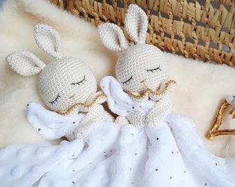 Doudou plat personnalisé, Lapin au crochet, Attache tétine, Doudou câlin, Prenom brodé, Cadeau naissance, Coloris disponibles ...