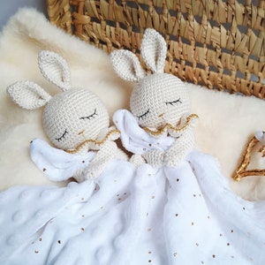 Doudou plat personnalisé, Lapin au crochet, Attache tétine, Doudou câlin, Prenom brodé, Cadeau naissance, Coloris disponibles ... image 1