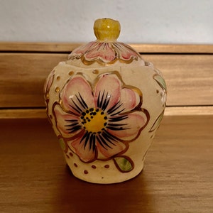 Lovely Art deco Jam pot made in the Sunflower pattern by the Kensington Pottery of Longton, England.