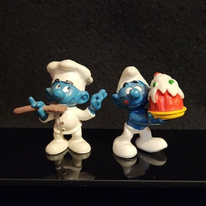 2 Greedy & Baker Smurfs - Smurf Village Figurine (20024 and 20100) Cake, Spoon, Chef - Schleich Miniature PVC - Vintage Peyo Mini Figure Toy