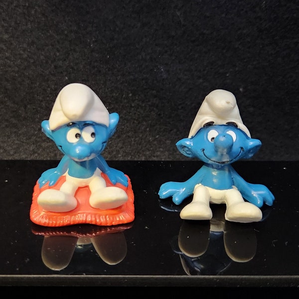 2 Sitting Smurfs (Large Face / Red Pillow) Smurf Village Figurines (20025 & 20085) Schleich Miniature PVC - Vintage Peyo Mini Figure Toys