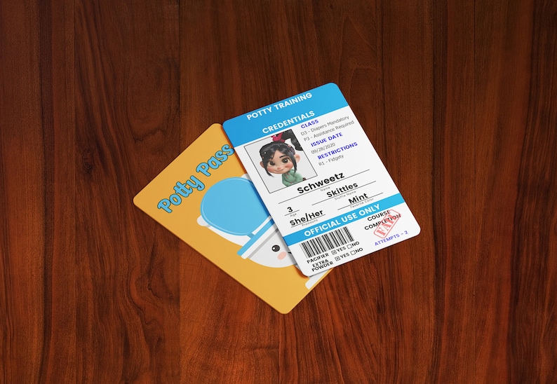 K&ouml;nnte beinhalten: Zwei Karten auf einer Holzoberfl&auml;che. Eine ist eine gelbe Karte mit einer blauen T&ouml;pfchen-Grafik und den Worten "Potty Pass". Die andere ist eine blau-wei&szlig;e Ausweiskarte mit einem Foto und dem Namen "Schweetz". Die Ausweiskarte sagt "Potty Training".