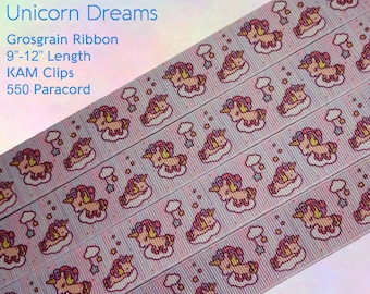 Puede incluir: Cinta de Grosgrain Unicorn Dreams, 9" - 12" de longitud, clips KAM, paracord 550. Cinta blanca con un patrón repetido de unicornios rosas y amarillos durmiendo en nubes con estrellas y nubes.