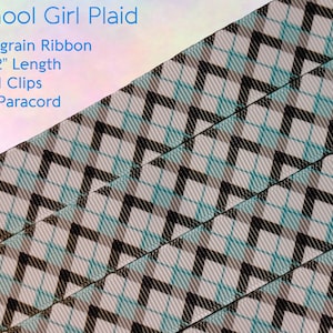 Puede incluir: Cinta de grosgrain con estampado de cuadros negros y azules. La cinta mide de 9 a 12 pulgadas de largo y viene con clips KAM y paracord 550.