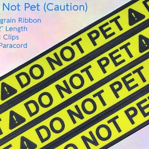 Pode incluir: Fita de grosgrain amarela e preta com o texto "DO NOT PET" repetido várias vezes. A fita tem de 9 a 12 polegadas de comprimento e é adequada para fazer coleiras ou trelas para cães.