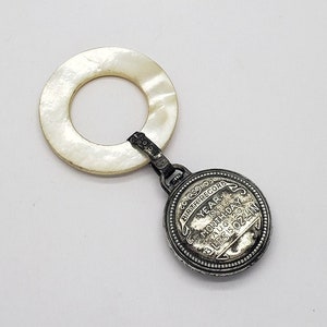 Antike WEBSTER Co. Massiv Sterling Silber Taschenuhr Geburtsurkunde Perlmutt Muschel Baby Beissring vom 20 August 1943 M4798