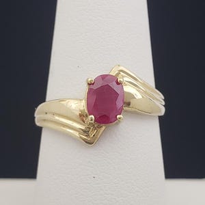 Vintage echte ovaal geslepen robijn 10K massief gouden bypass-ring 2,57 gram maat 7-3/4-8 MH-6426