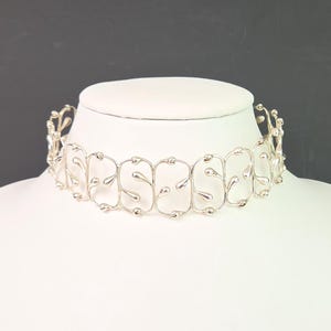 Vintage J.S. Designer signerad regndroppe med vinrankor eller benmotiv, gångjärnsförsedd panel, brett ledat chokerhalsband, 14-1/4" långt, 40,70 gram, MH-6914