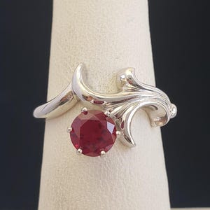 Antique Art Deco Era Genuine Pink Ruby 14K Solid White Gold Swirl Leaf Floral Style Ring 4.44 grams size 6-1/2 circa 1920s-1930s MH-5900