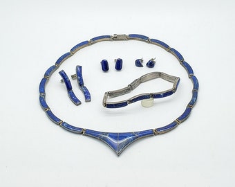 Vintage Lapislazuli-Halskette aus massivem 970er-Silber im modernistischen Stil mit Scharnier-Lätzchen-Halskette (3), Paar Ohrstecker und Panel-Armband in Originalverpackung MH-5202
