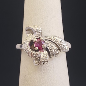 Antique Art Deco Era Genuine Magenta Pink Ruby 14K Solid White Gold Beveled Ribbon Ring 4.28 grams size 6-1/4 circa 1920s-1930s MH-5899