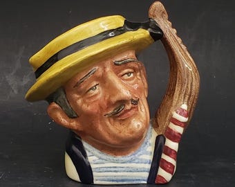 Vintage ROYAL DOULTON Co "Gondolier" D6595 Minifigur Toby Mugg 6,5 cm hög Tillverkad i England (c) 1963 Mh-6205
