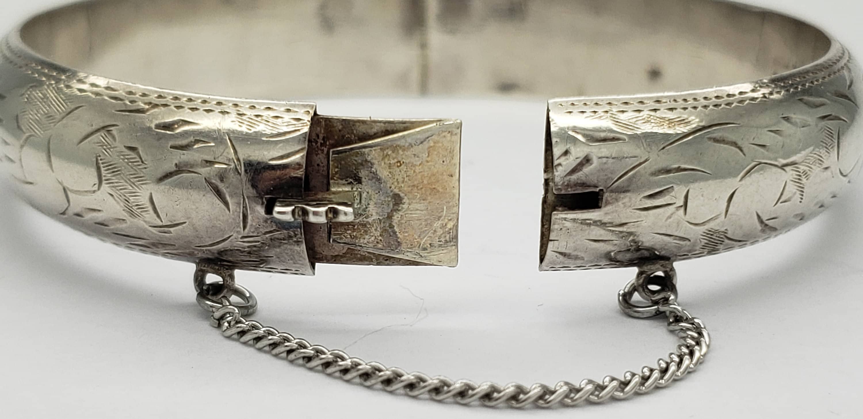 Vintage Solid Sterling Silver Floral Etched Hinged Bangle Vintage Solid Sterling Silver Floral Etched Hinged Bangle
