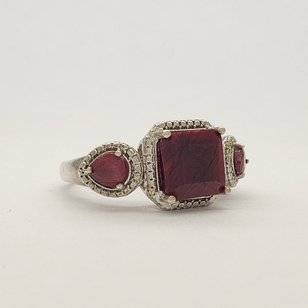 Vintage COLEEN LOPEZ Genuine Square Emerald & Pear Cut Red Beryl Bixbite Tri-Stone Solid Sterling Silver Ring 4.4 grams size 8 MH-5183