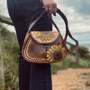 BOLSO DE GIRASOL, Bolso de flores hecho a mano, Bolso marrón, Monedero de flores, Bolso de cuero hecho a mano, Bolso pintado a mano, Monedero de girasol, Bolso de flores único