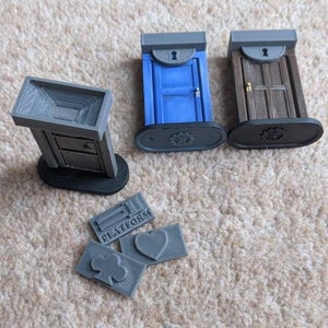 RE2 Portapuaritos con bloqueados personalizados para las puertas oficiales SFG - 5x cerraduras, 28 x azulejos de identificación - Resident Evil 2 juego de mesa