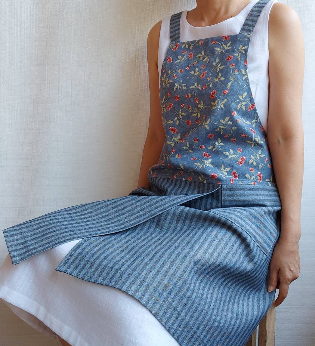 Split leg Pottery Apron, Crafts Apron, Kitchen Apron, with pockets for tools