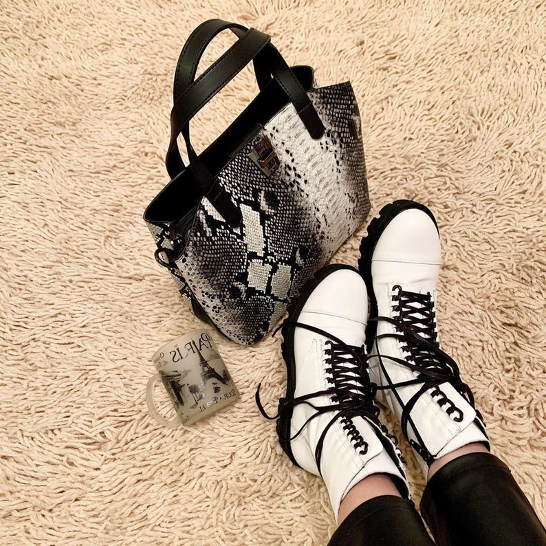 Women lace up chukka grange ankle boots genuine leather motorcycle ankle boots low heel autumn military work combat casual chester boots