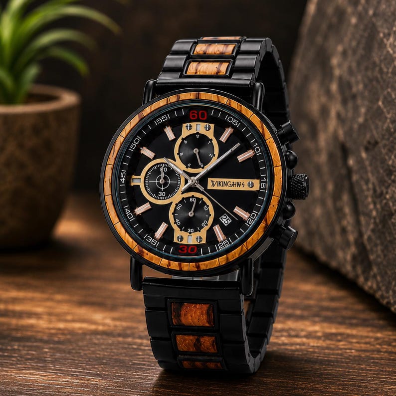 Puede incluir: Reloj de pulsera negro con bisel y detalles de madera. La esfera del reloj es negra con subesferas y agujas doradas. La correa del reloj es negra con incrustaciones de madera. El texto "VIKINGAHWS" es visible.
