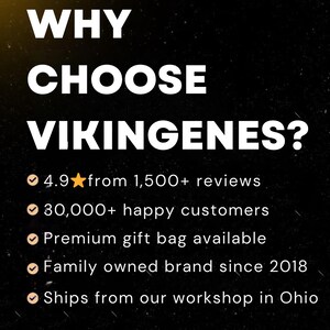 K&ouml;nnte beinhalten: Wei&szlig;er Text auf schwarzem Hintergrund: "WARUM VIKINGENES W&Auml;HLEN?" gefolgt von Aufz&auml;hlungspunkten: 4,9 Sterne von 1.500+ Bewertungen, 30.000+ zufriedene Kunden, Premium-Geschenkt&uuml;te verf&uuml;gbar, Familienmarke seit 2018.